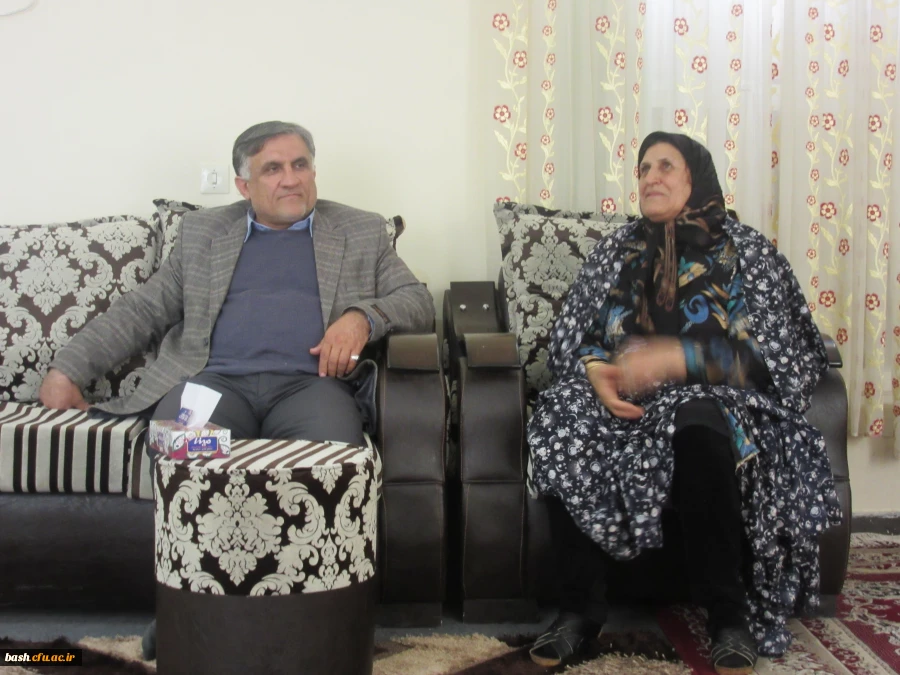 دیدار دکتر قنبری سرپرست پردیس بحرالعلوم با خانواده ی شهید یوسف قنبری عدیوی 2