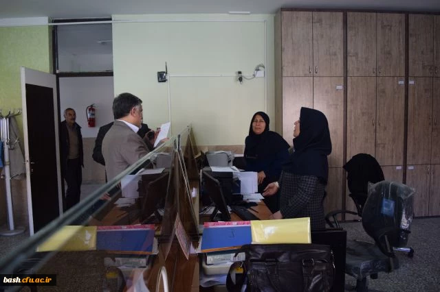 بازدید سرزده دکتر قنبری از حوزه معاونت آموزشی 2