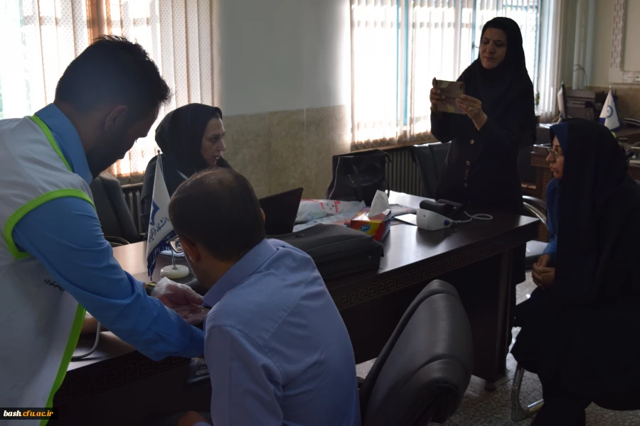 همزمان با سراسر کشور در پردیس بحرالعلوم فشار خون کارکنان و استادان دانشگاه گرفته شد