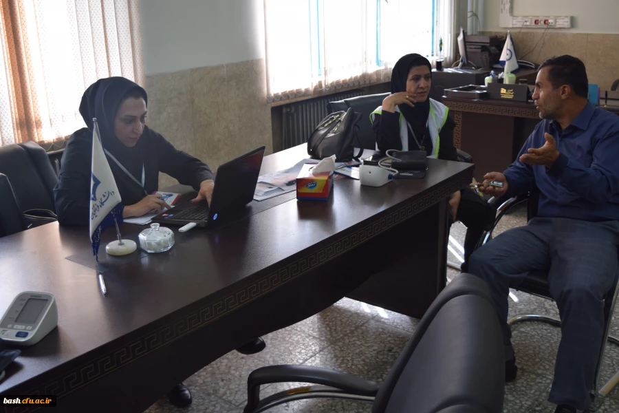 گرفتن فشار خون استادان و کارکنان پردیس بحرالعلوم شهرکرد